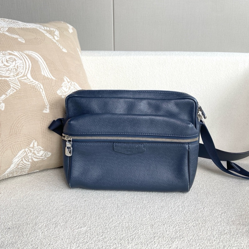 LV outdoor男裝郵差包深藍色牛皮-1