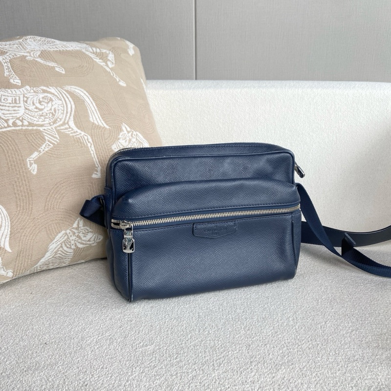 LV outdoor男裝郵差包深藍色牛皮-3