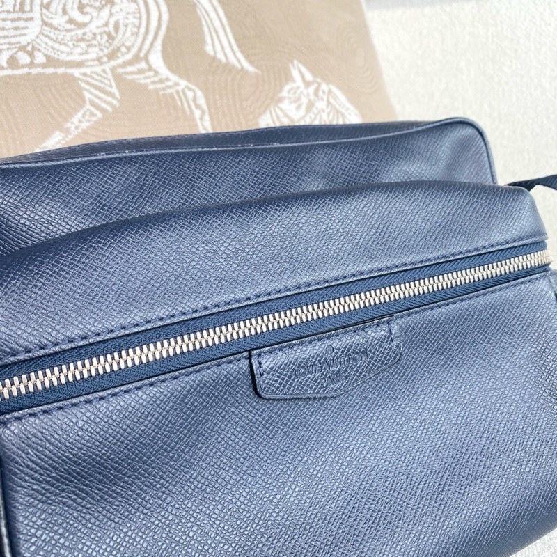 LV outdoor男裝郵差包深藍色牛皮-14