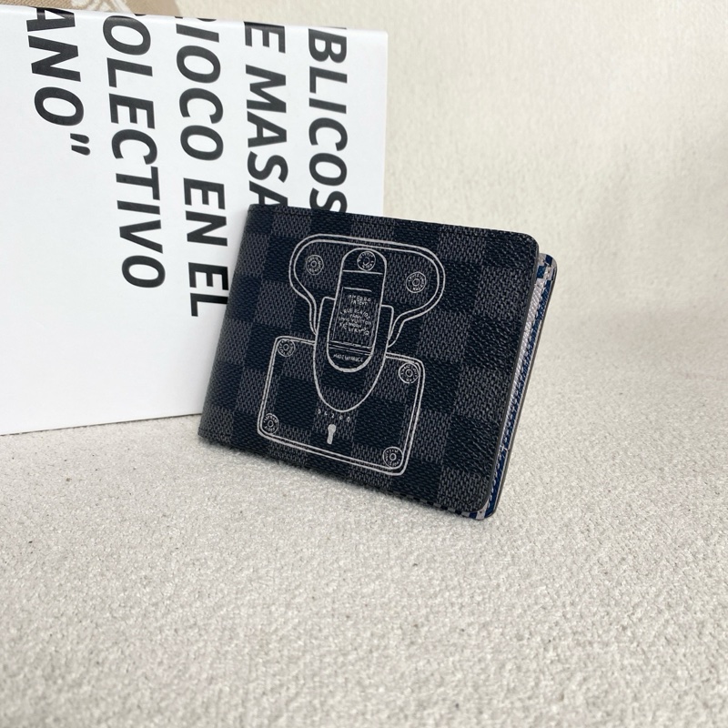 99新 LV限量款男款短款錢包-0
