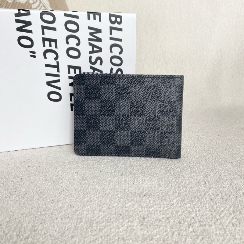 99新 LV限量款男款短款錢包-1