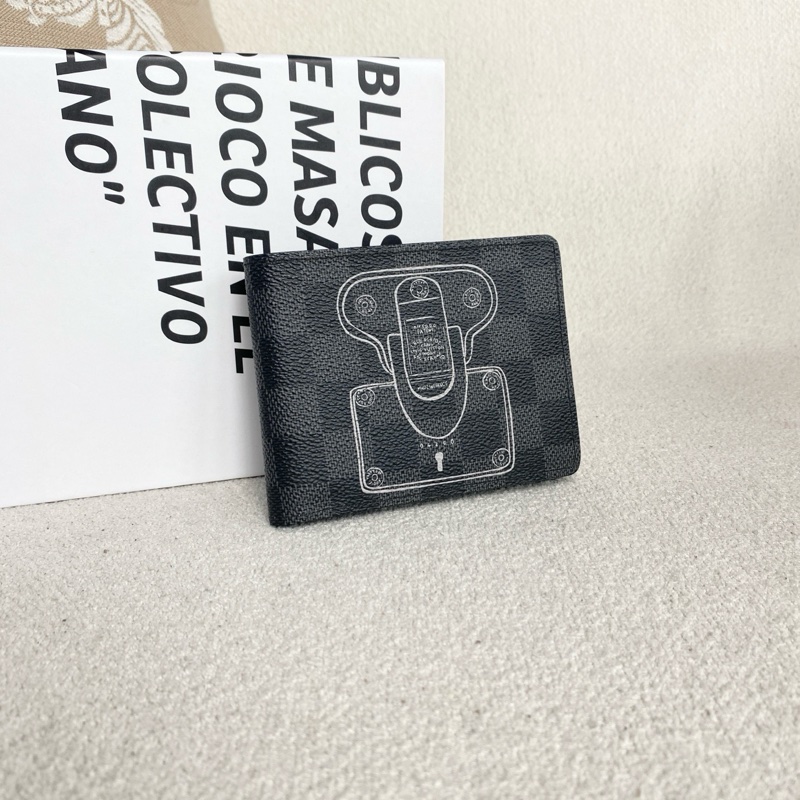 99新 LV限量款男款短款錢包-2