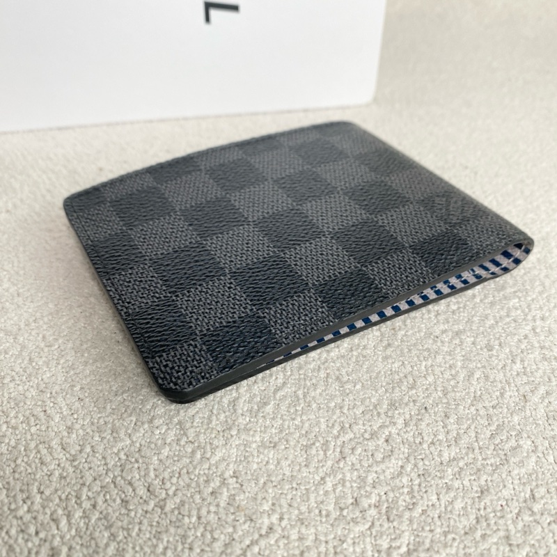 99新 LV限量款男款短款錢包-4