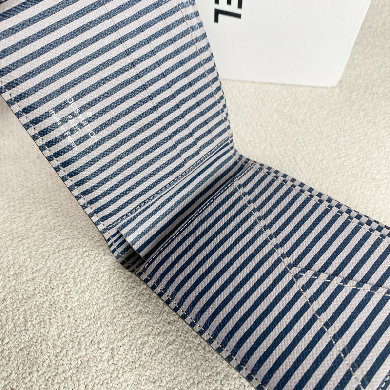 99新 LV限量款男款短款錢包-5