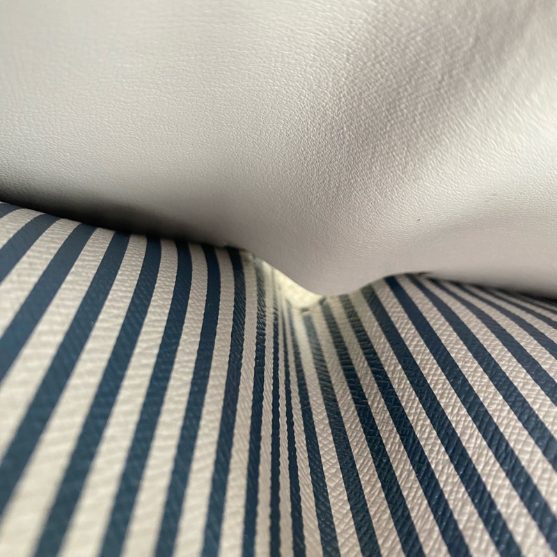 99新 LV限量款男款短款錢包-6