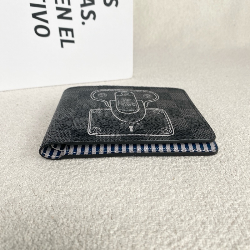 99新 LV限量款男款短款錢包-10