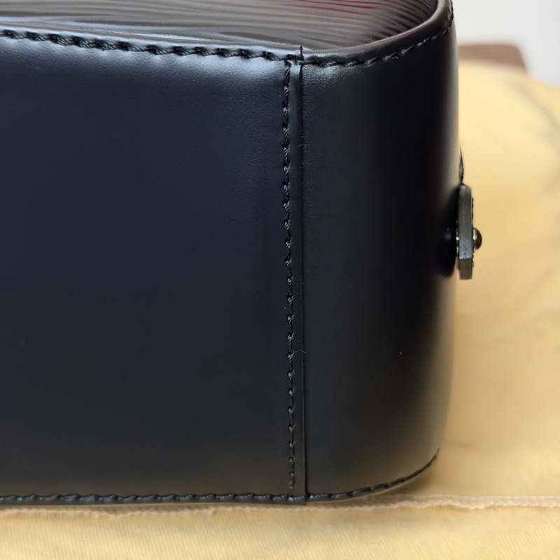 LV黑色牛皮水波紋保齡球包-4