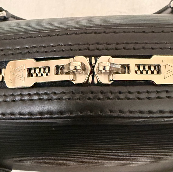 LV黑色牛皮水波紋保齡球包-12