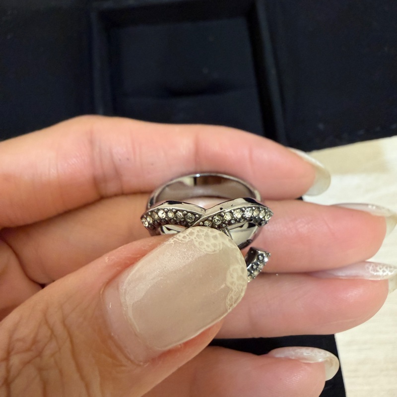 Chanel logo 黑色水鑽雙C戒指-3
