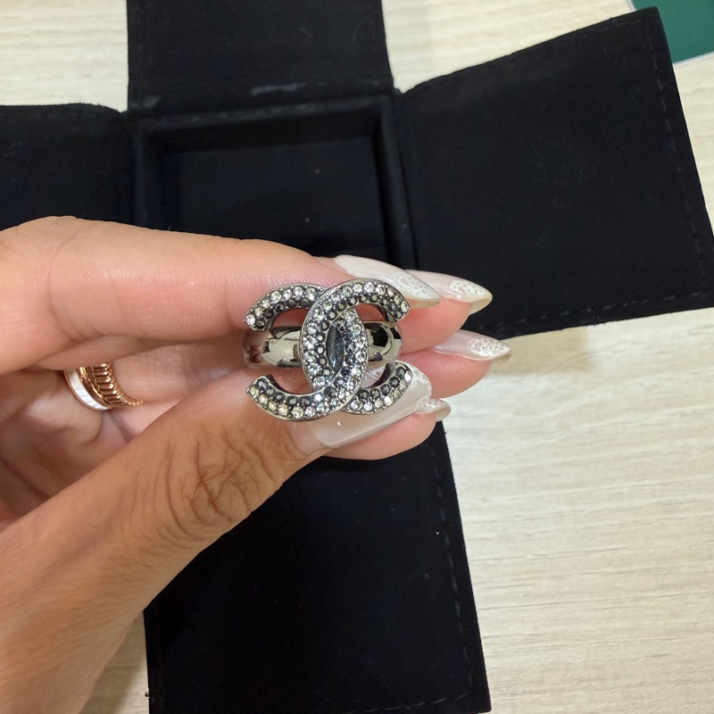 Chanel logo 黑色水鑽雙C戒指-4