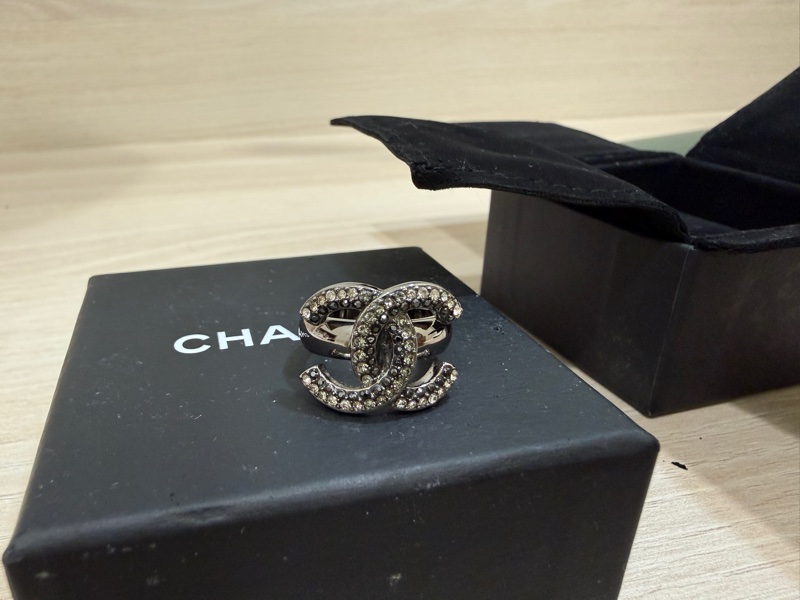 Chanel logo 黑色水鑽雙C戒指-5
