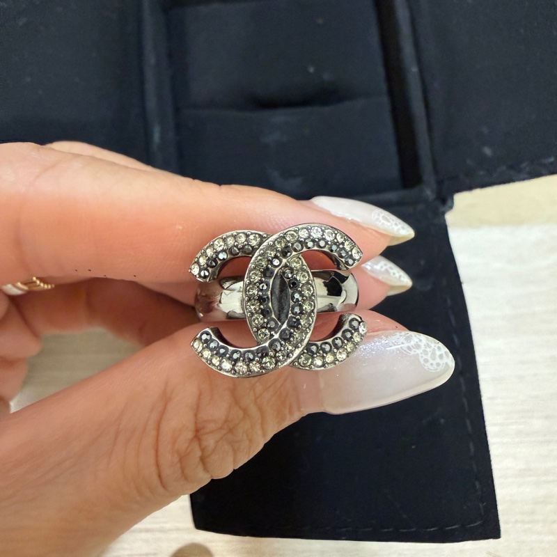 Chanel logo 黑色水鑽雙C戒指-6