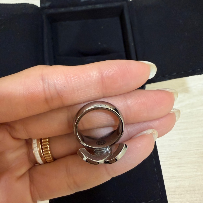 Chanel logo 黑色水鑽雙C戒指-8