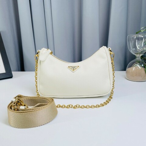 Sz zxn專櫃價4.1折！Prada 普拉達 白色mini十字紋牛皮腋下包 配有一個鏈條可單肩可手提包，經典必入，輕便能裝