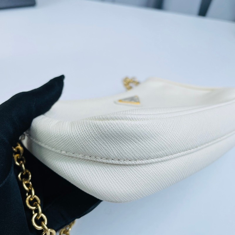 Sz zxn專櫃價4.1折！Prada 普拉達 白色mini十字紋牛皮腋下包 配有一個鏈條可單肩可手提包，經典必入，輕便能裝-7