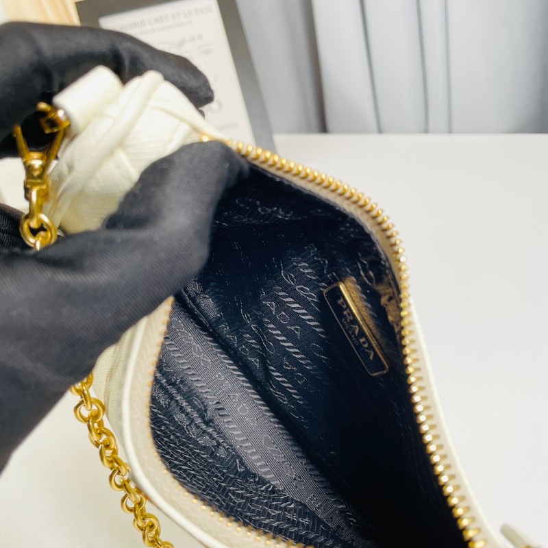 Sz zxn專櫃價4.1折！Prada 普拉達 白色mini十字紋牛皮腋下包 配有一個鏈條可單肩可手提包，經典必入，輕便能裝-9