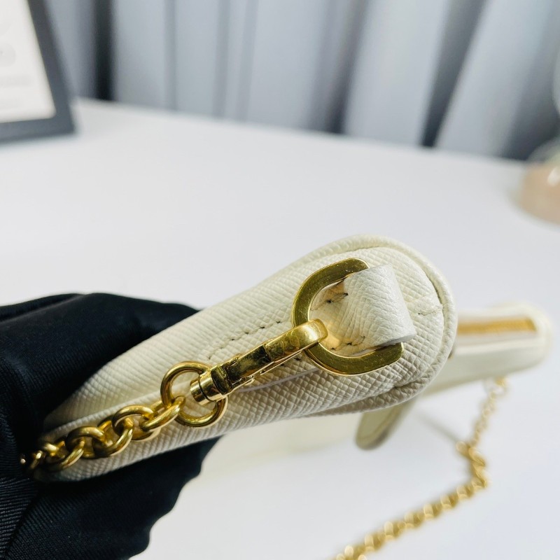 Sz zxn專櫃價4.1折！Prada 普拉達 白色mini十字紋牛皮腋下包 配有一個鏈條可單肩可手提包，經典必入，輕便能裝-11