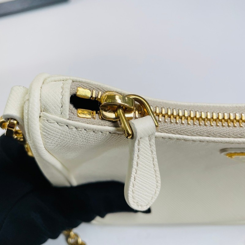 Sz zxn專櫃價4.1折！Prada 普拉達 白色mini十字紋牛皮腋下包 配有一個鏈條可單肩可手提包，經典必入，輕便能裝-14