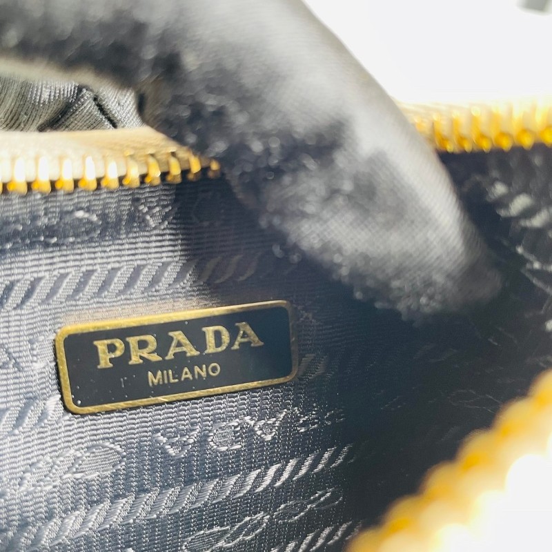 Sz zxn專櫃價4.1折！Prada 普拉達 白色mini十字紋牛皮腋下包 配有一個鏈條可單肩可手提包，經典必入，輕便能裝-15