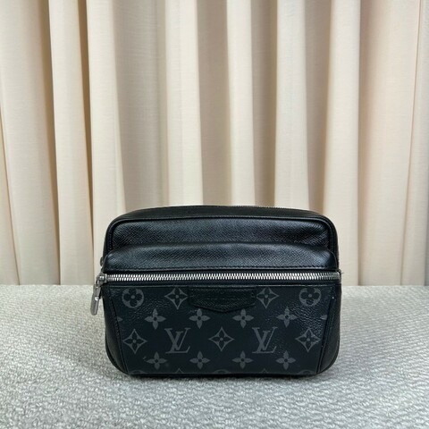 LV路易威登Outdoor黑色老花郵差包腰包胸包 經典黑花配色 銀色五金 拉鍊順滑 容量實用 日常百搭
