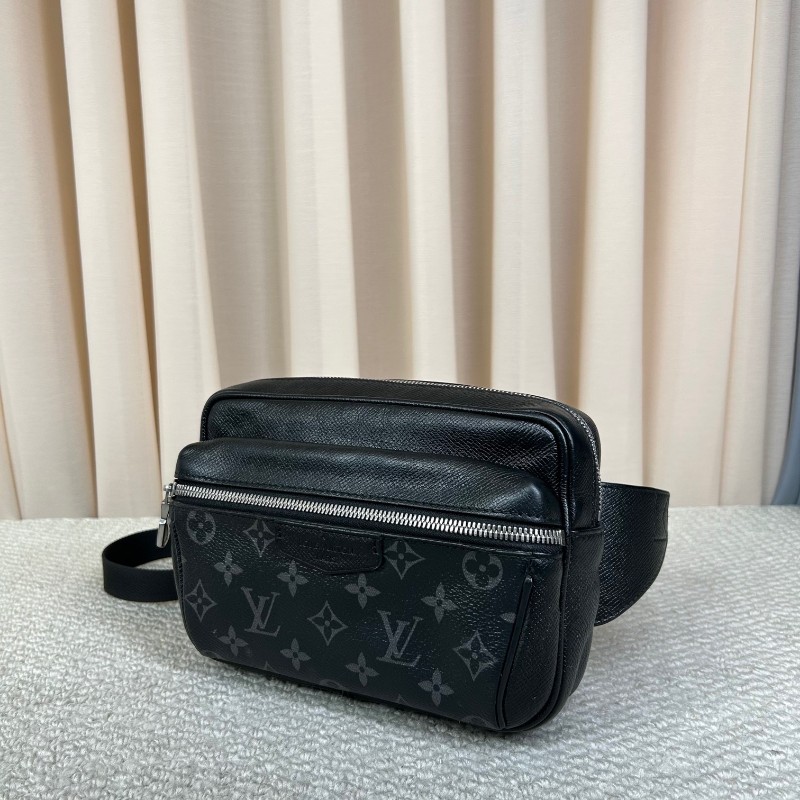 LV路易威登Outdoor黑色老花郵差包腰包胸包 經典黑花配色 銀色五金 拉鍊順滑 容量實用 日常百搭-3