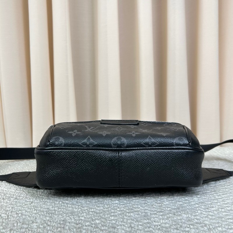 LV路易威登Outdoor黑色老花郵差包腰包胸包 經典黑花配色 銀色五金 拉鍊順滑 容量實用 日常百搭-4