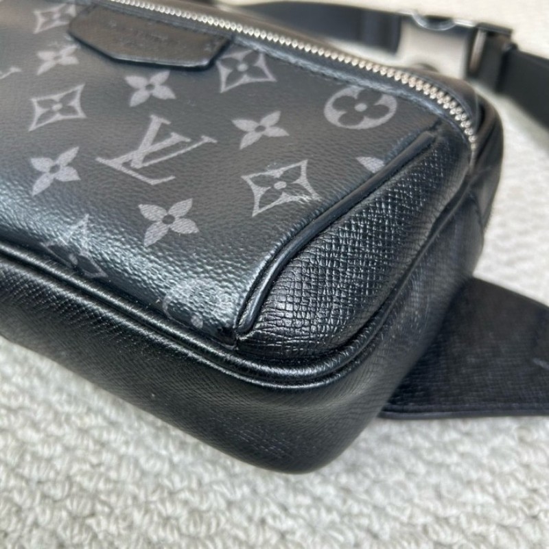 LV路易威登Outdoor黑色老花郵差包腰包胸包 經典黑花配色 銀色五金 拉鍊順滑 容量實用 日常百搭-9