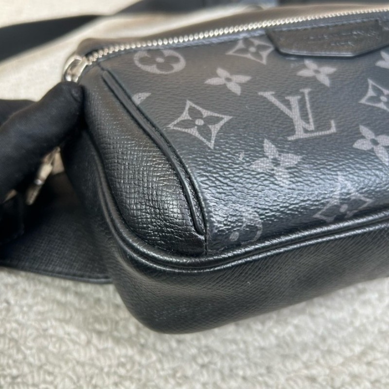 LV路易威登Outdoor黑色老花郵差包腰包胸包 經典黑花配色 銀色五金 拉鍊順滑 容量實用 日常百搭-10