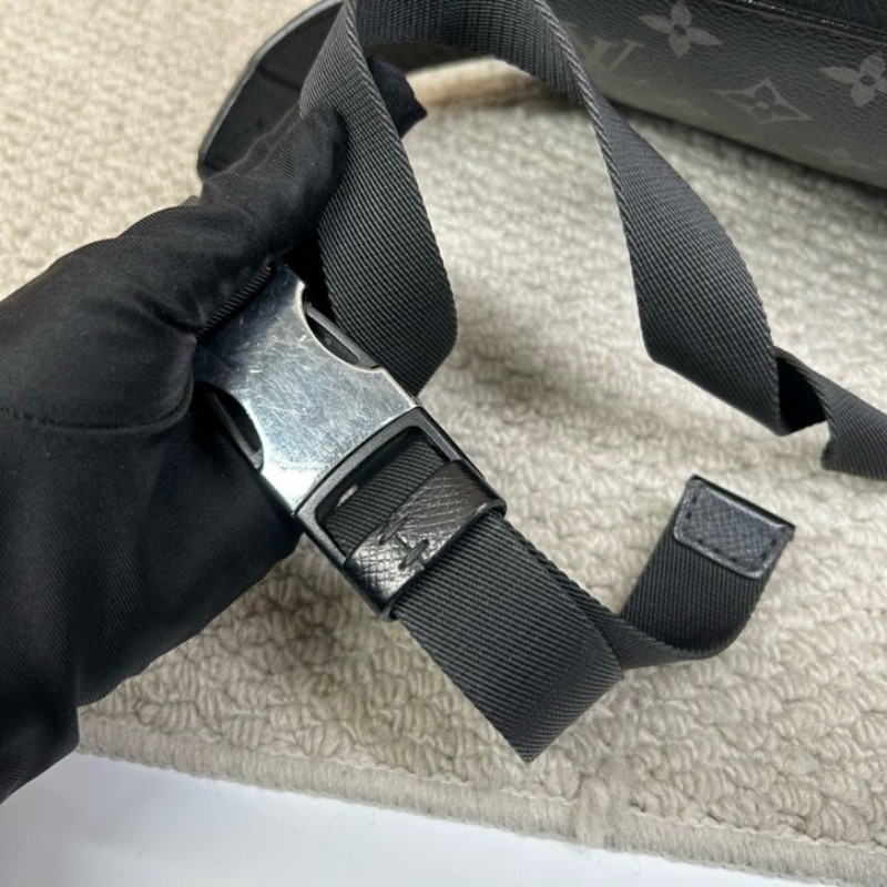 LV路易威登Outdoor黑色老花郵差包腰包胸包 經典黑花配色 銀色五金 拉鍊順滑 容量實用 日常百搭-12