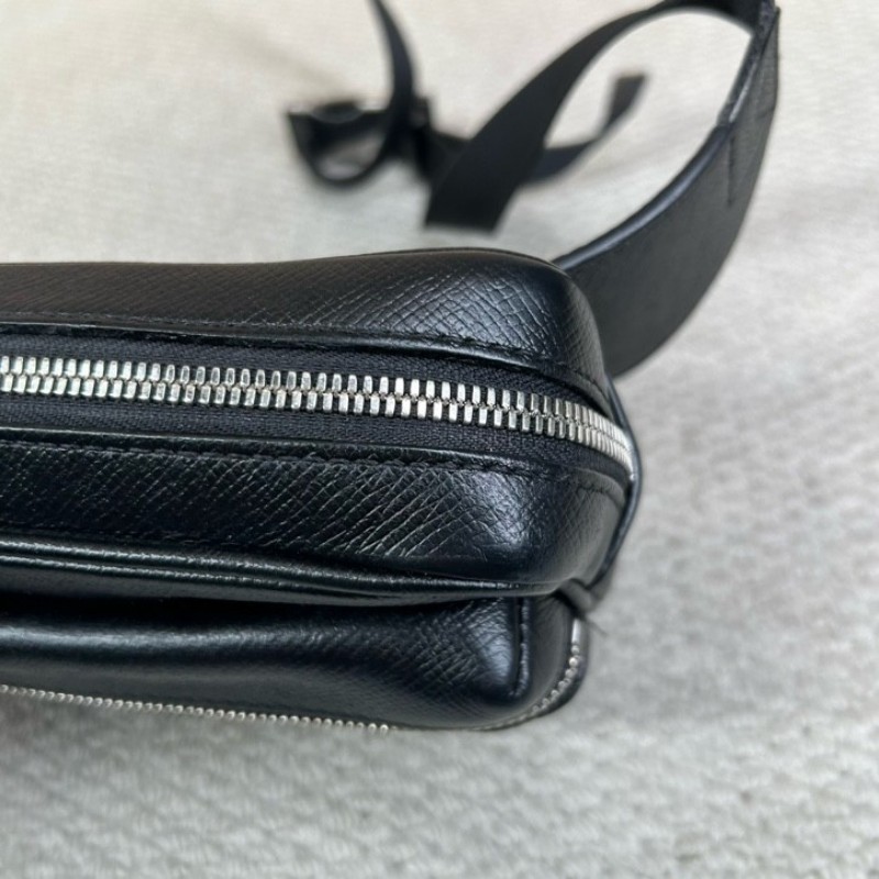 LV路易威登Outdoor黑色老花郵差包腰包胸包 經典黑花配色 銀色五金 拉鍊順滑 容量實用 日常百搭-16