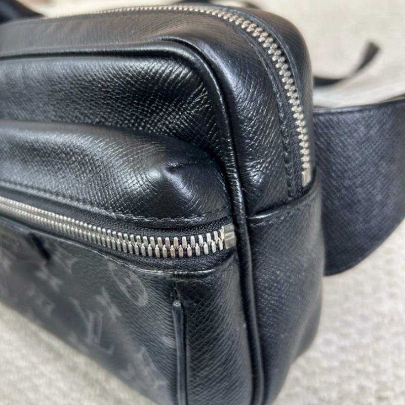 LV路易威登Outdoor黑色老花郵差包腰包胸包 經典黑花配色 銀色五金 拉鍊順滑 容量實用 日常百搭-17