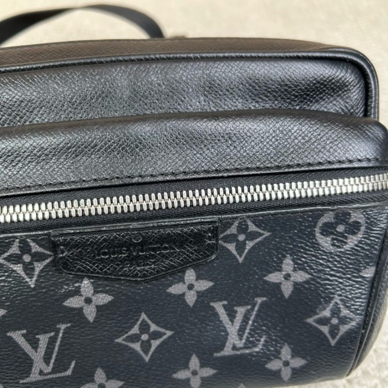 LV路易威登Outdoor黑色老花郵差包腰包胸包 經典黑花配色 銀色五金 拉鍊順滑 容量實用 日常百搭-18