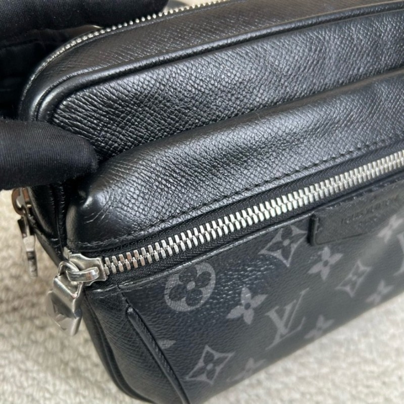 LV路易威登Outdoor黑色老花郵差包腰包胸包 經典黑花配色 銀色五金 拉鍊順滑 容量實用 日常百搭-19