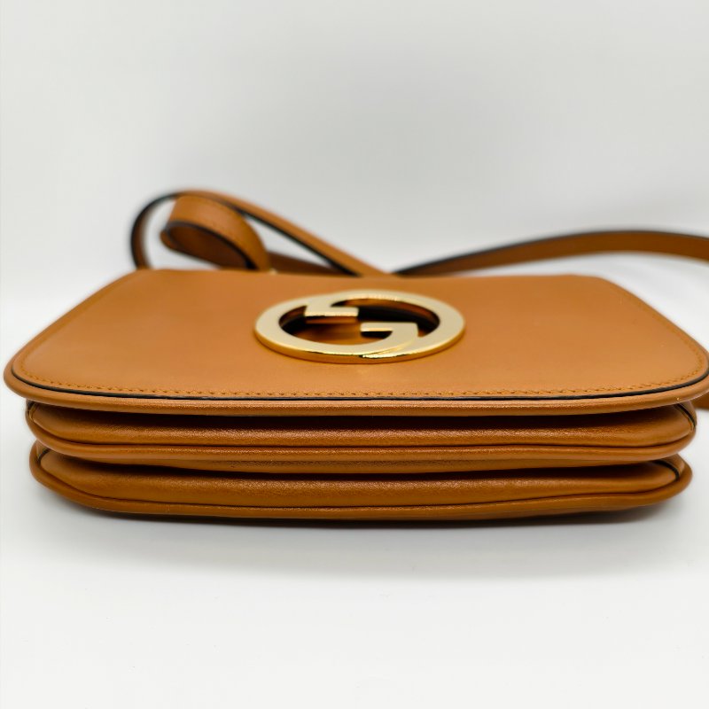 GUCCI焦糖色金色Logo側背包-2