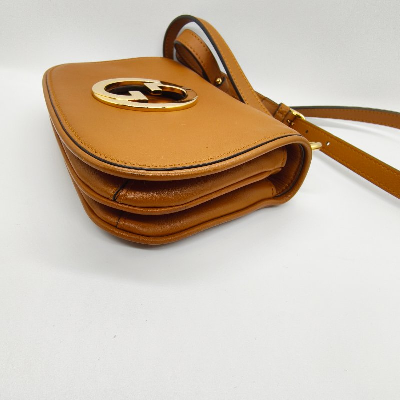 GUCCI焦糖色金色Logo側背包-3