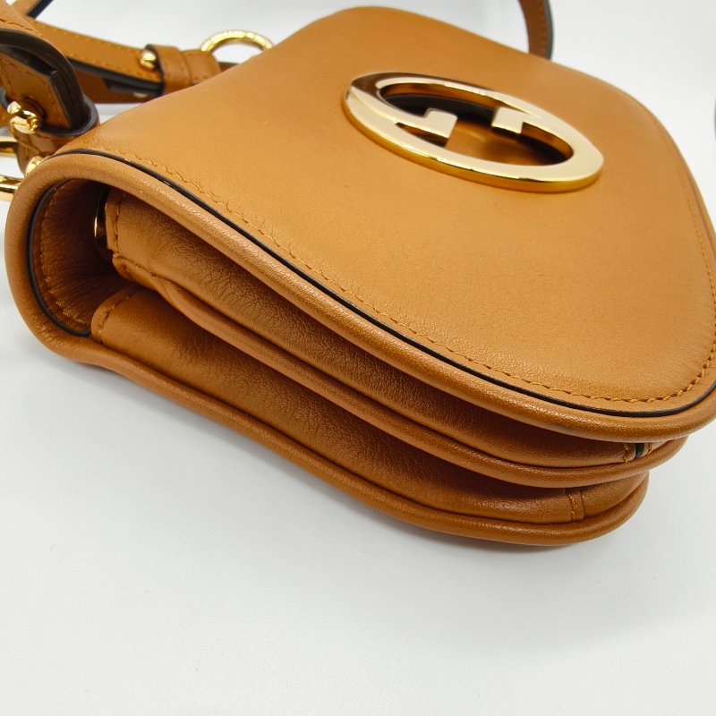 GUCCI焦糖色金色Logo側背包-4