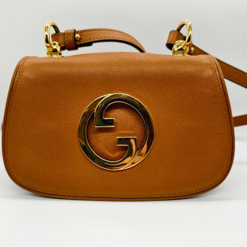 GUCCI焦糖色金色Logo側背包-8