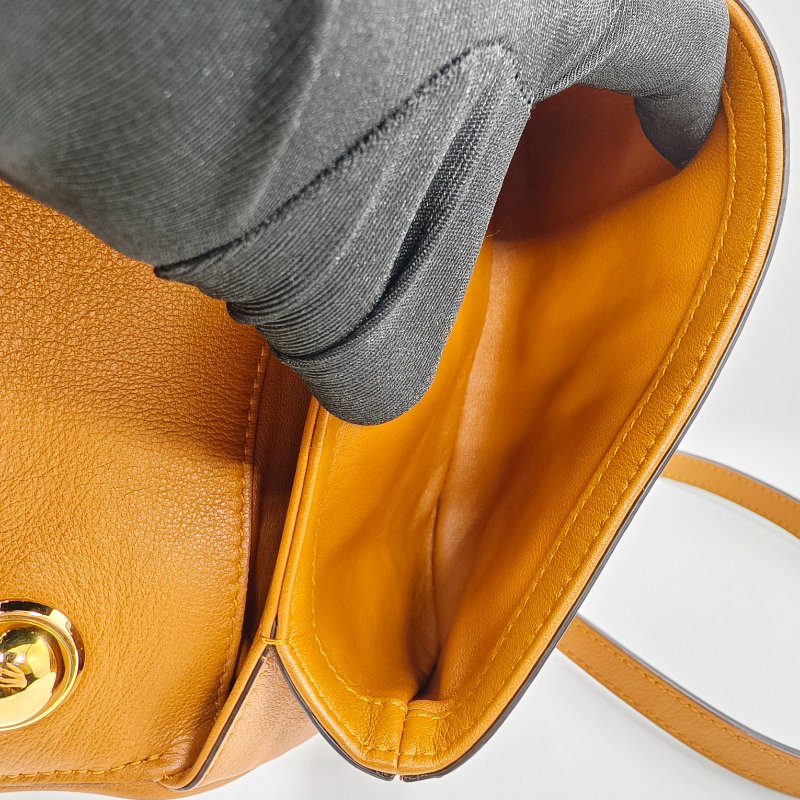 GUCCI焦糖色金色Logo側背包-11