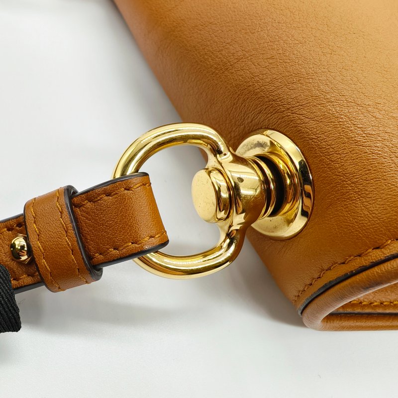 GUCCI焦糖色金色Logo側背包-12