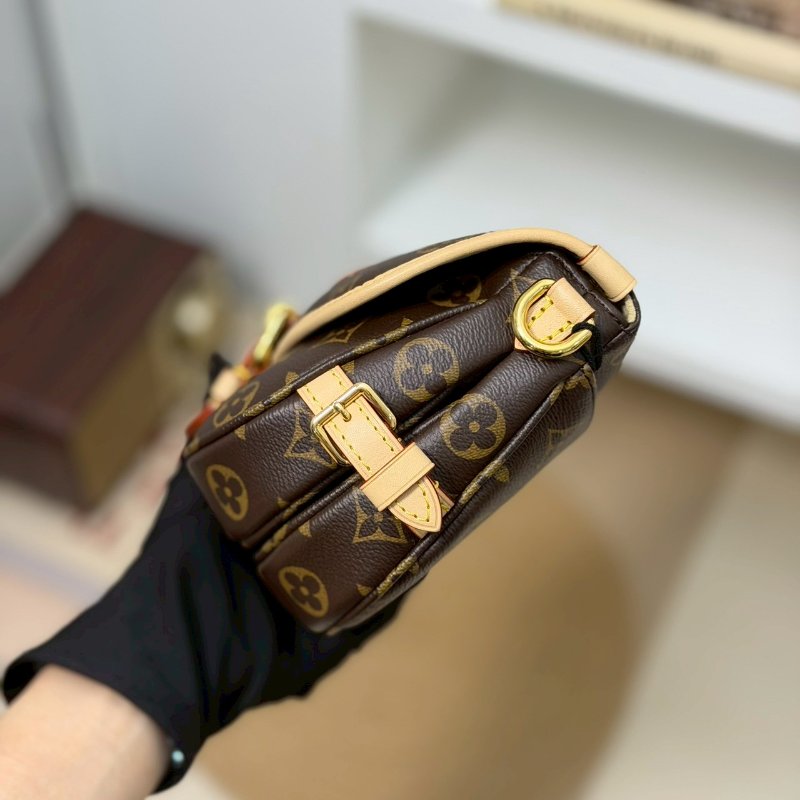 （全新未使用！送禮等級✨）🏷LV 路易威登．Saumur BB 雙子星 M46740 芯片款-3