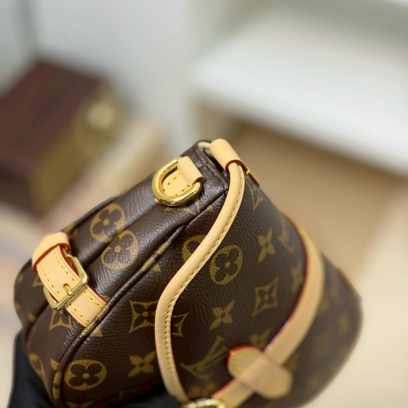 （全新未使用！送禮等級✨）🏷LV 路易威登．Saumur BB 雙子星 M46740 芯片款-8