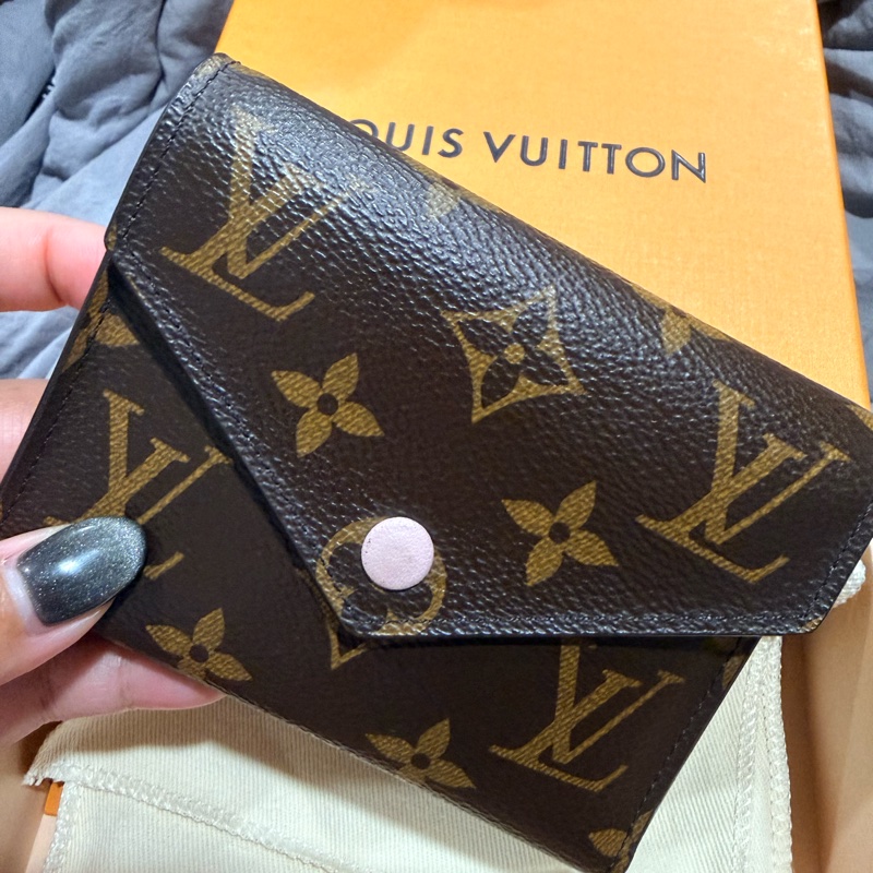 Louis Vuitton LV路易威登 Victorine 短夾 經典芭蕾粉-0