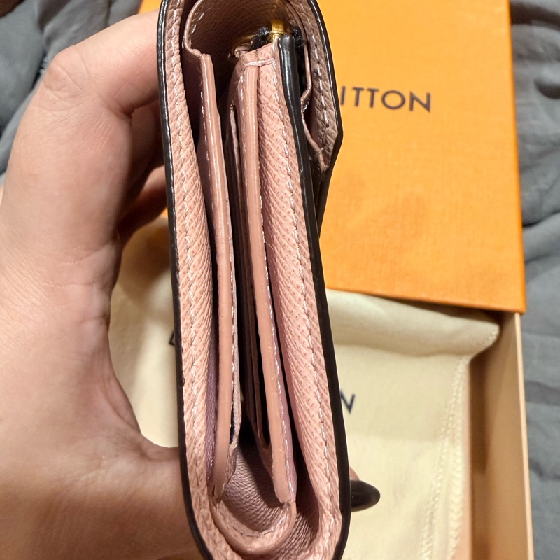 Louis Vuitton LV路易威登 Victorine 短夾 經典芭蕾粉-1