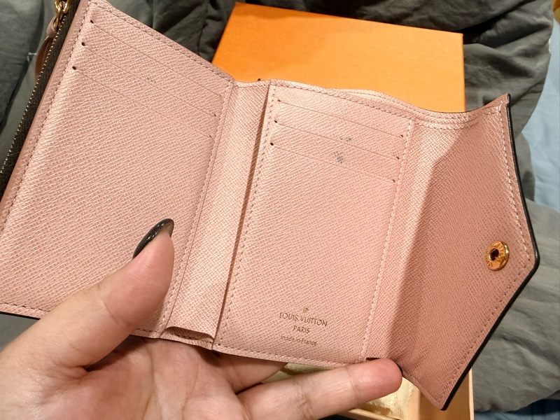 Louis Vuitton LV路易威登 Victorine 短夾 經典芭蕾粉-2