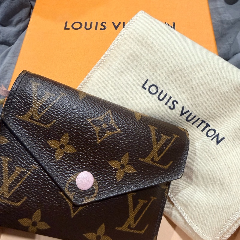 Louis Vuitton LV路易威登 Victorine 短夾 經典芭蕾粉-4