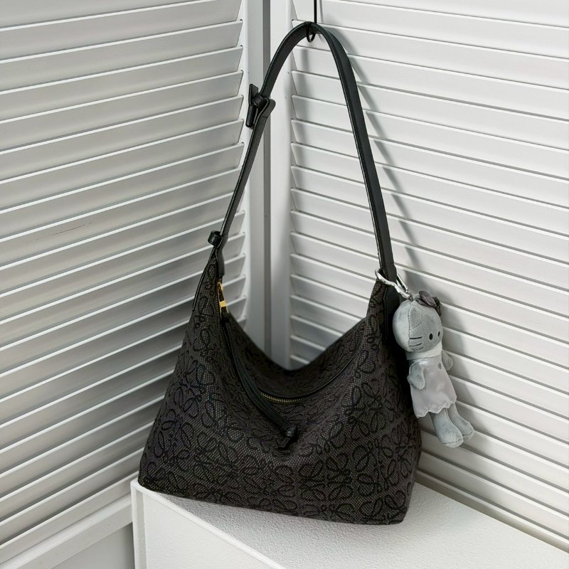 (稀有!黑花真的很美🖤)🏷️Loewe 羅意威.Cubi 飯盒包 中號/客人寄賣-2