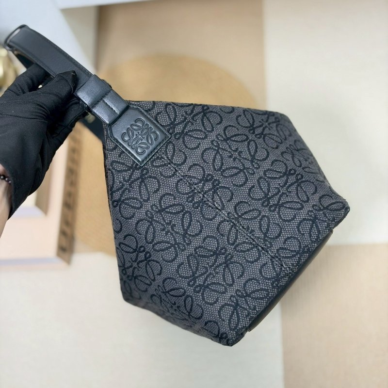 (稀有!黑花真的很美🖤)🏷️Loewe 羅意威.Cubi 飯盒包 中號/客人寄賣-3