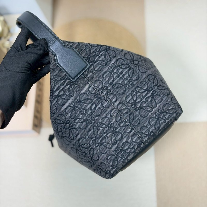 (稀有!黑花真的很美🖤)🏷️Loewe 羅意威.Cubi 飯盒包 中號/客人寄賣-4