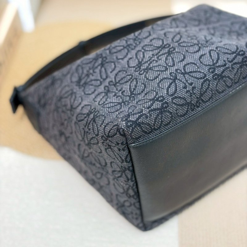 (稀有!黑花真的很美🖤)🏷️Loewe 羅意威.Cubi 飯盒包 中號/客人寄賣-5