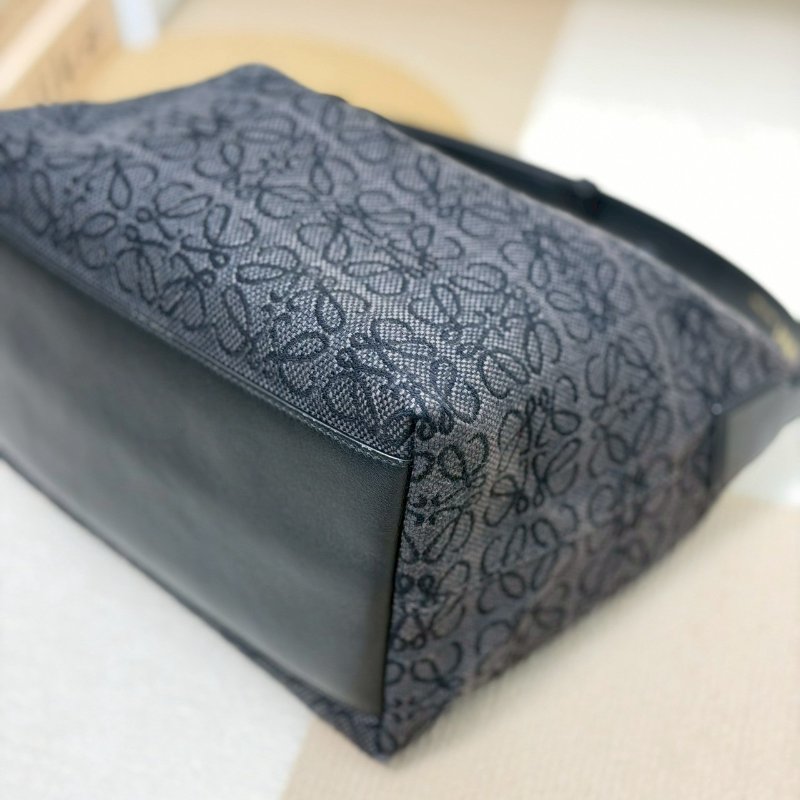 (稀有!黑花真的很美🖤)🏷️Loewe 羅意威.Cubi 飯盒包 中號/客人寄賣-6